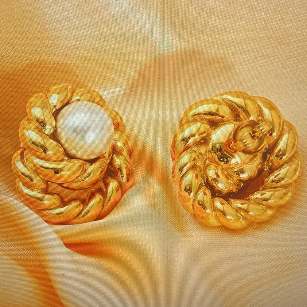 Elegant Gold and Pearl Earrings - Picture 2 of 3